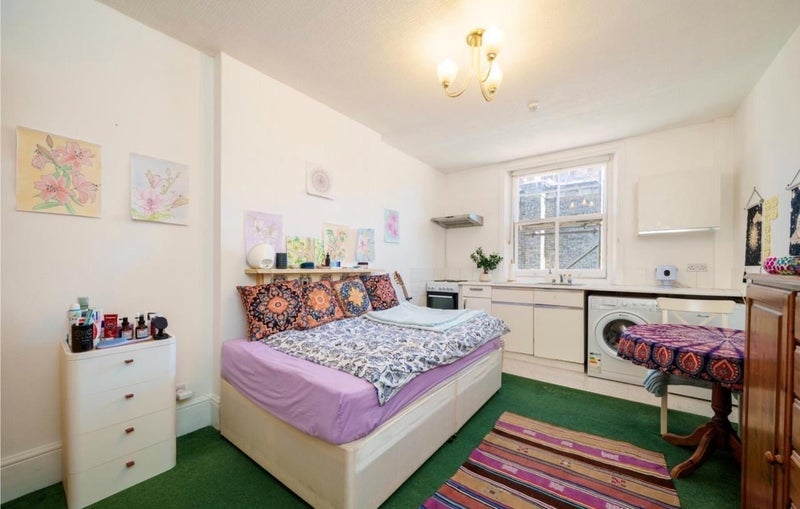 Flat De Vere Gardens in Greater London