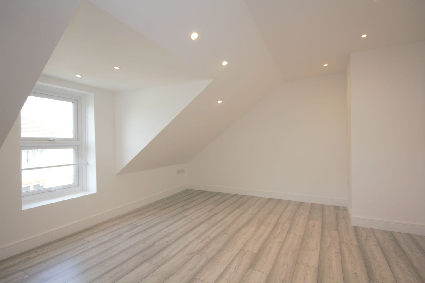 Flat Reading Road in Greater London