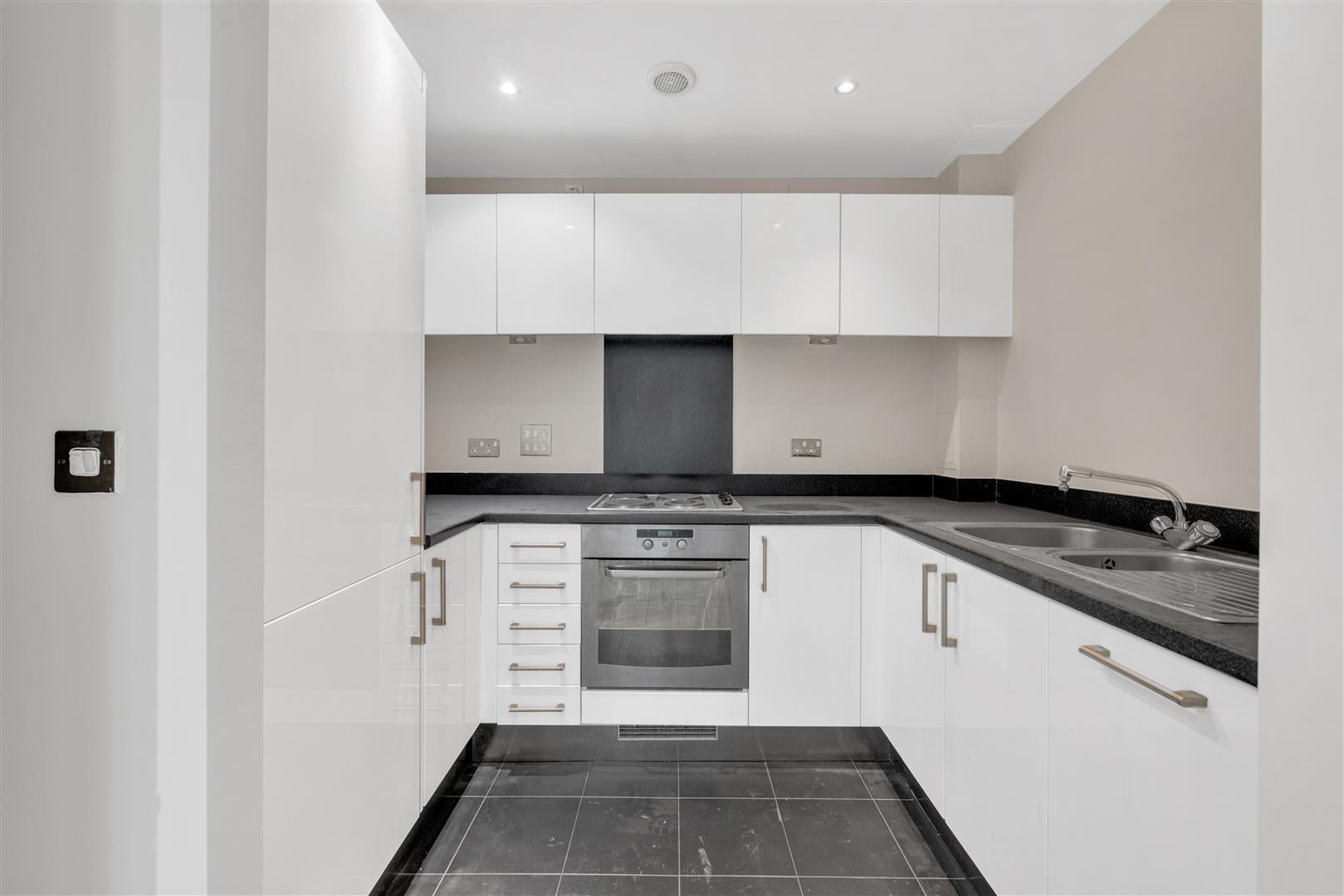 Flat Battersea Park Road in Greater London