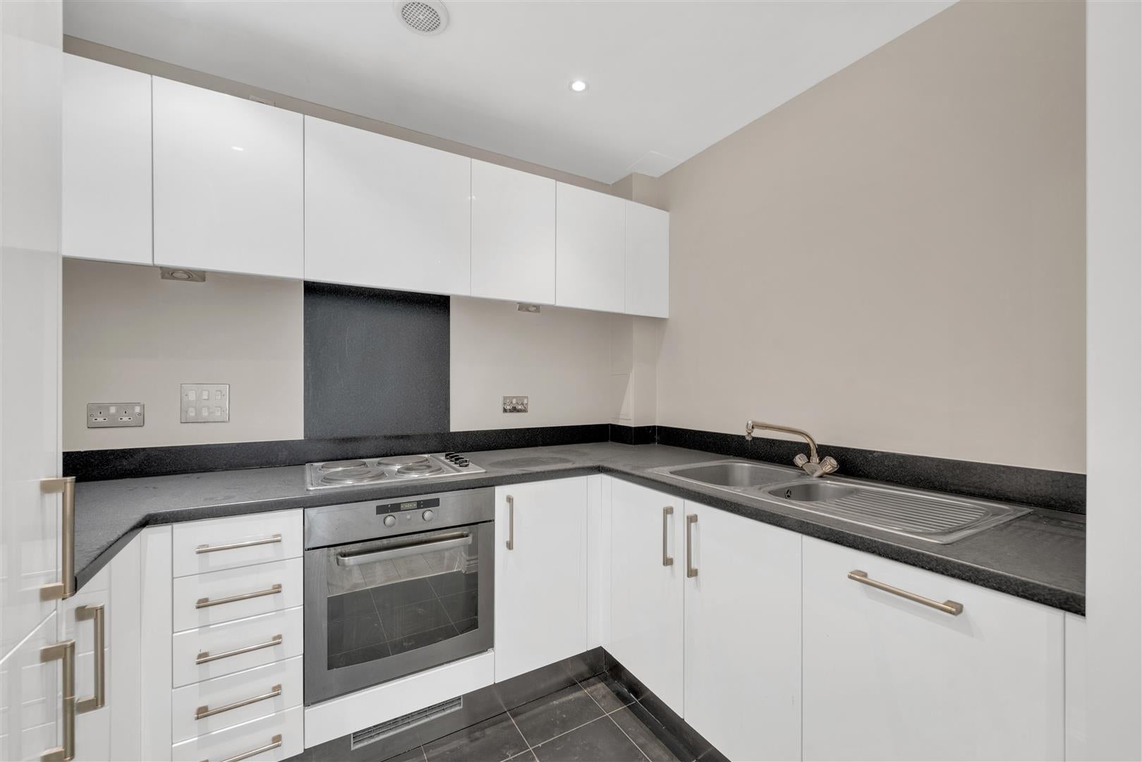 Flat Battersea Park Road in Greater London