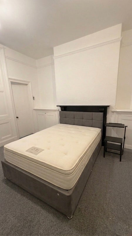 Room Newport Road in Cardiff