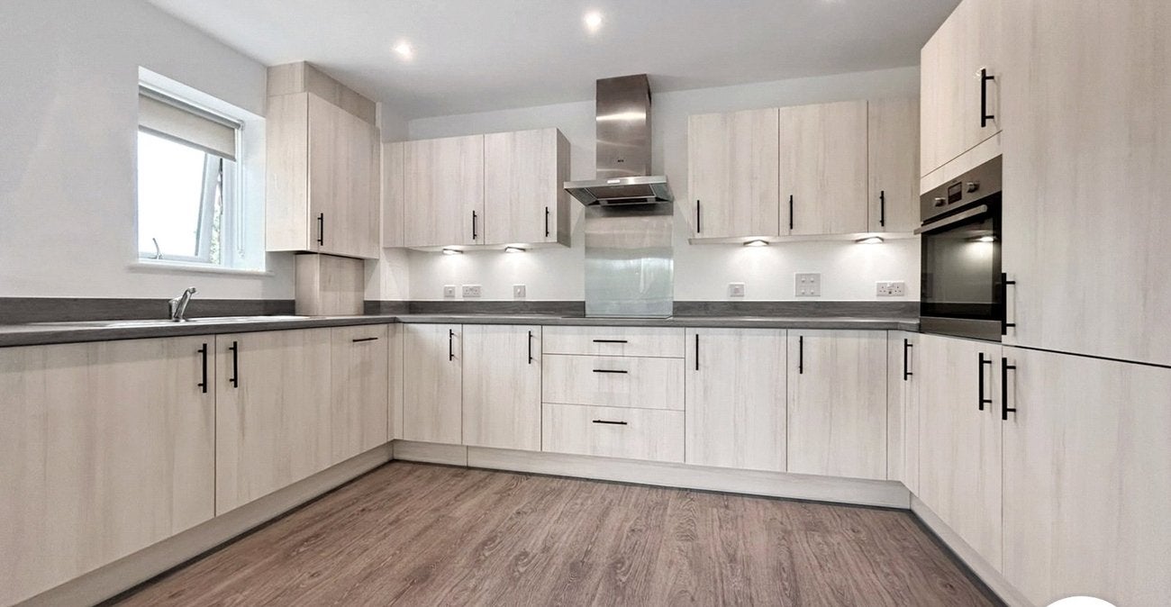 Flat Kings Hill Avenue in Tonbridge and Malling