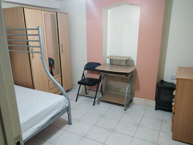 Room Studley Road in Greater London