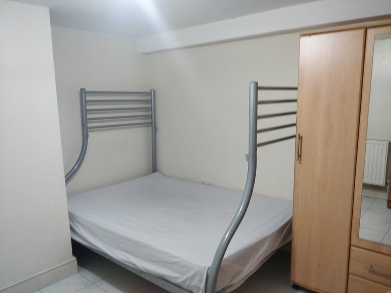 Room Studley Road in Greater London