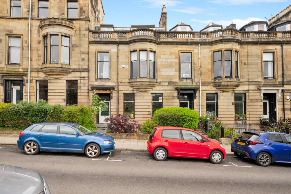 Flat Victoria Crescent Road in Glasgow