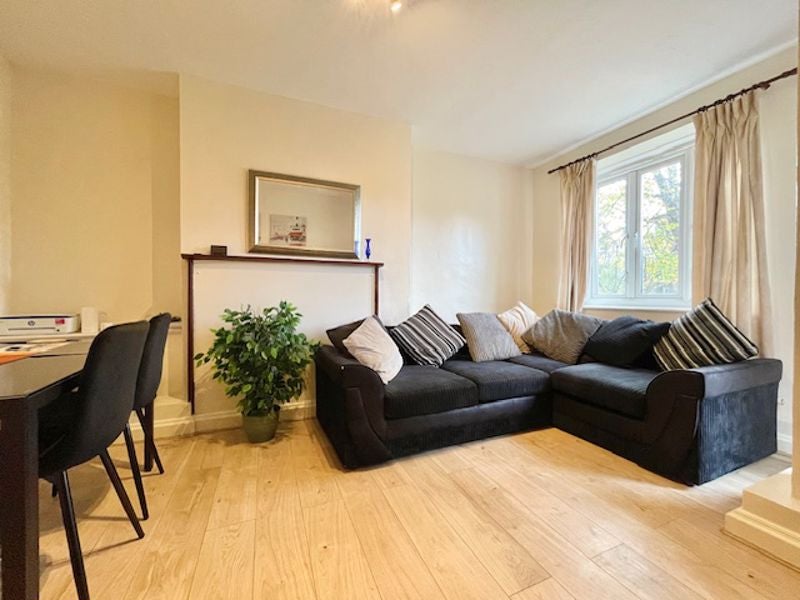 Flat Tennis Street in Greater London