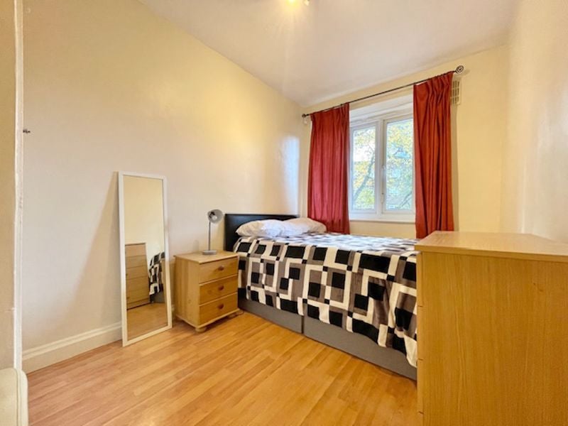 Flat Tennis Street in Greater London