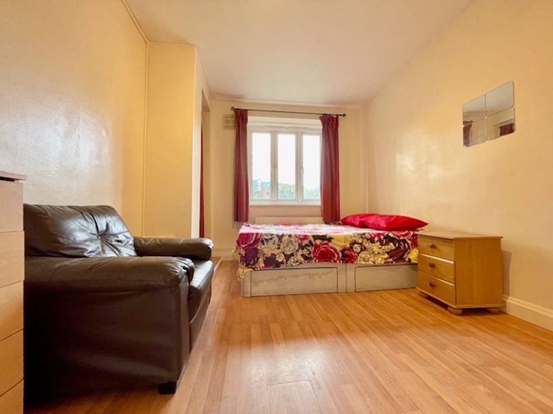 Flat Tennis Street in Greater London