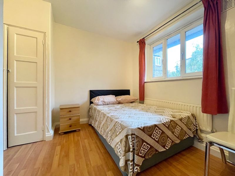 Flat Tennis Street in Greater London