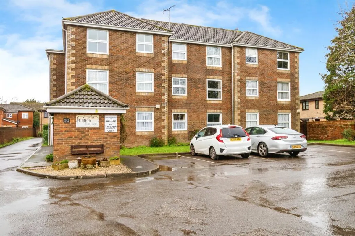 Flat Clifton Road in Southampton