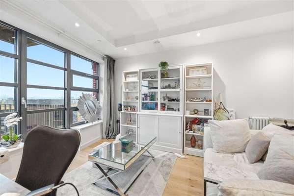 Flat City Island Way in Greater London