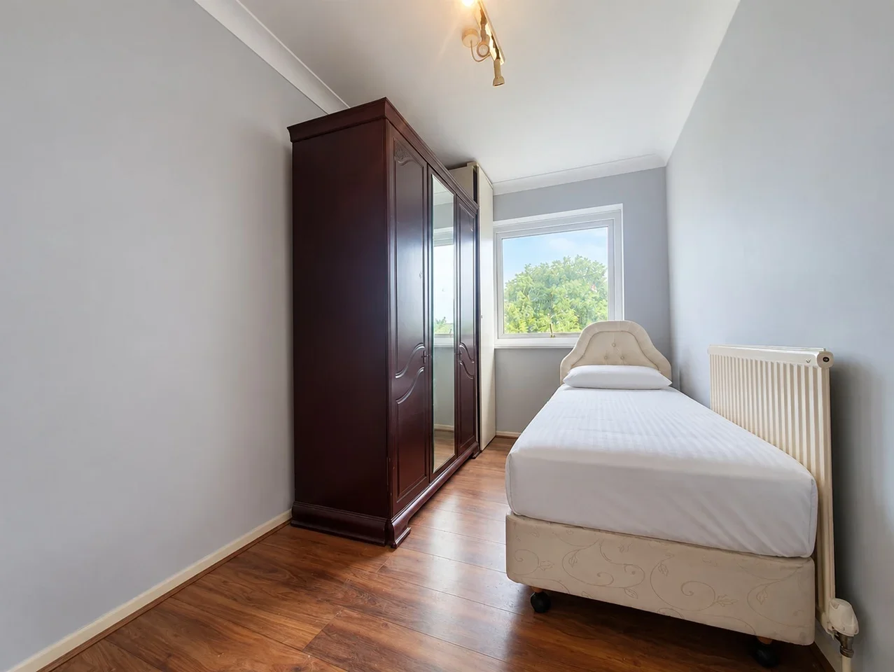 Flat Mandeville Road in Greater London