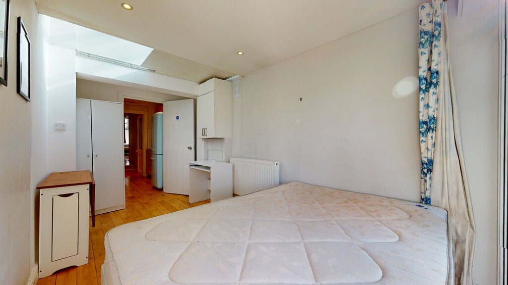 Flat Lillie Road in Greater London