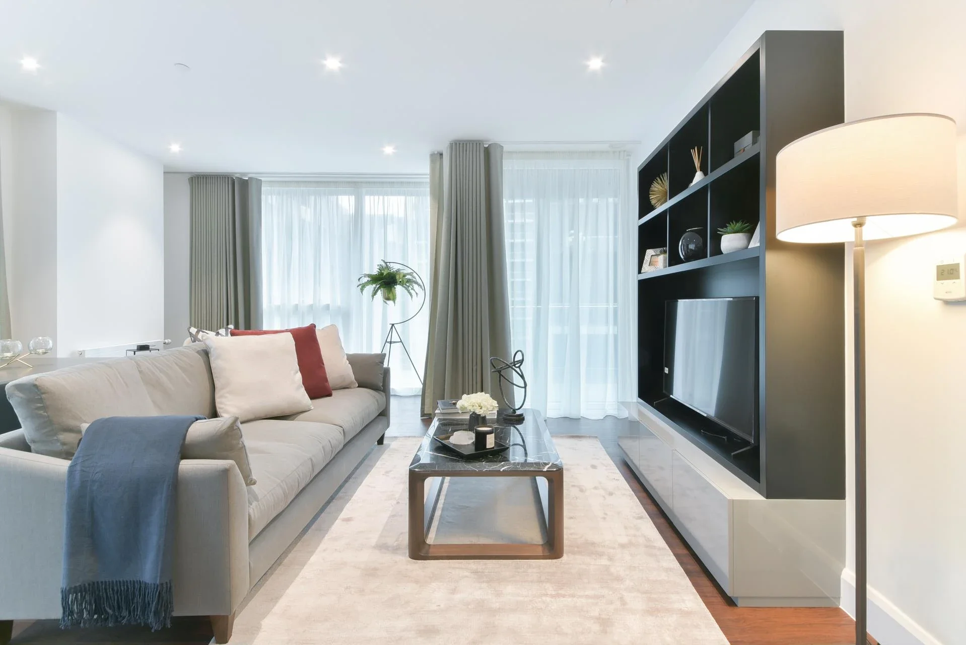 Flat Harbour Way in Greater London