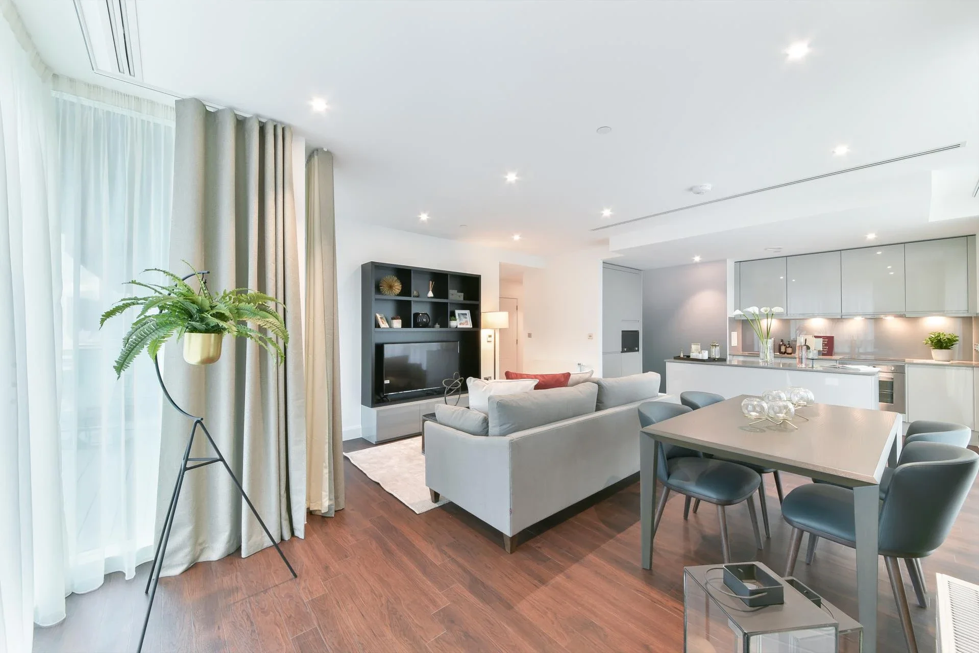 Flat Harbour Way in Greater London