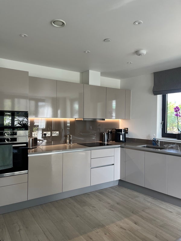 Room South Way in Greater London