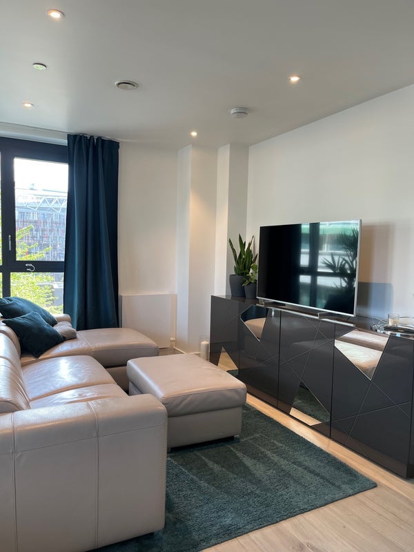Room South Way in Greater London