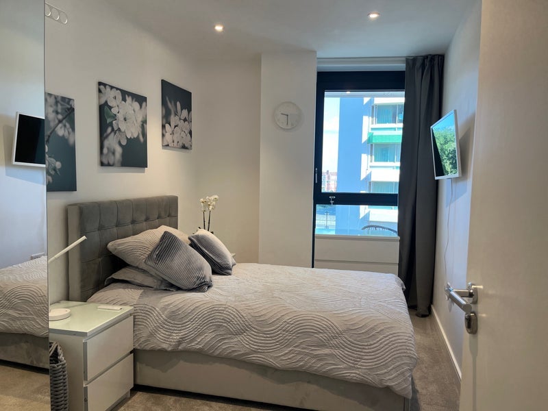 Room South Way in Greater London