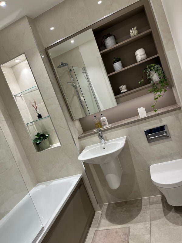 Room South Way in Greater London