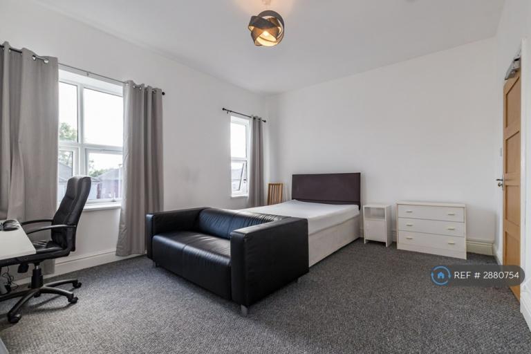 Room Cauldon Road in Stoke-on-Trent