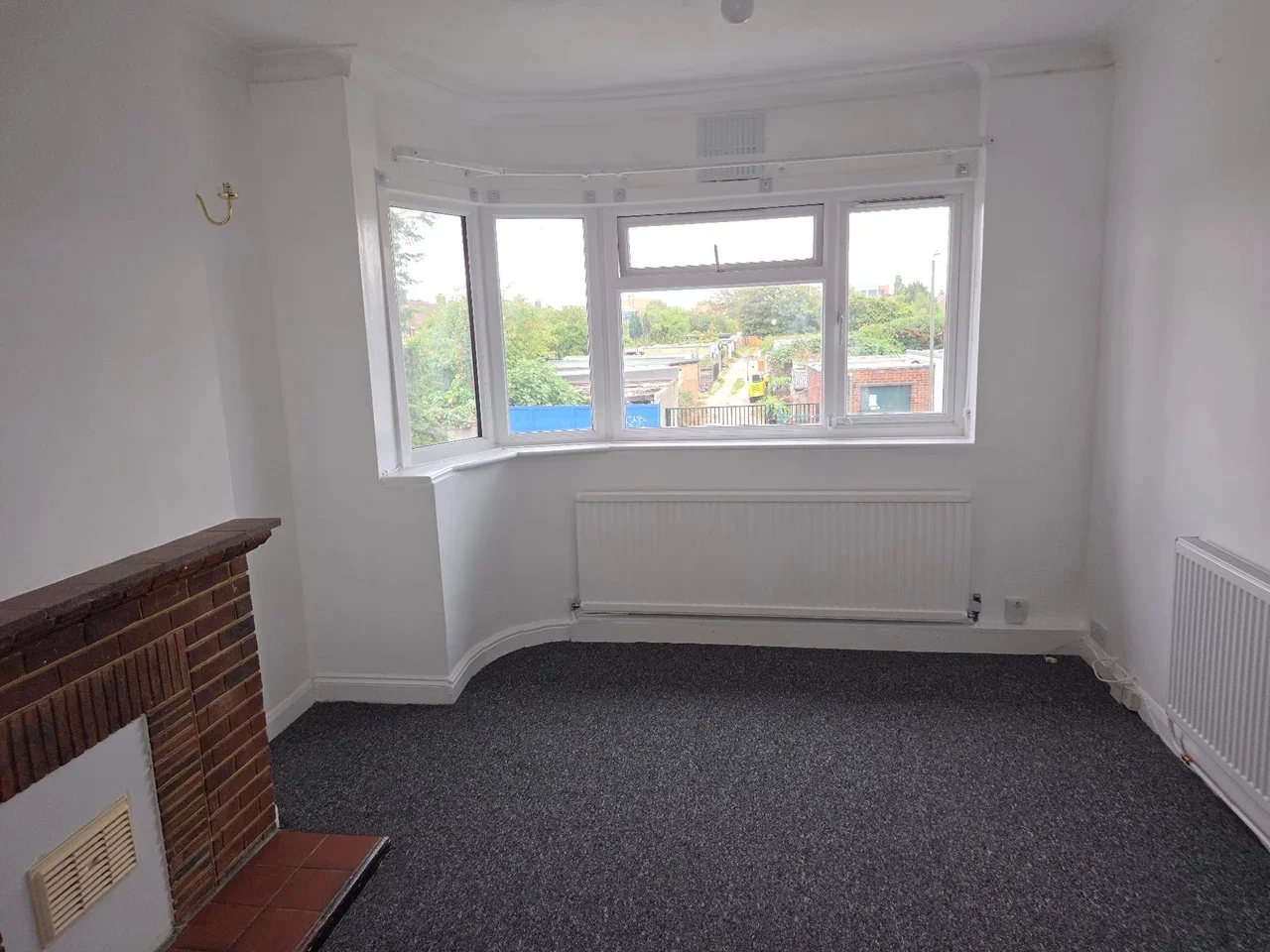 Flat Acacia Road in Greater London