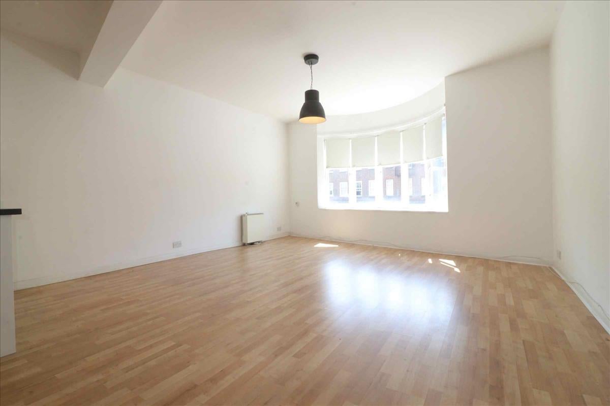 Flat Cottingham Road in Greater London