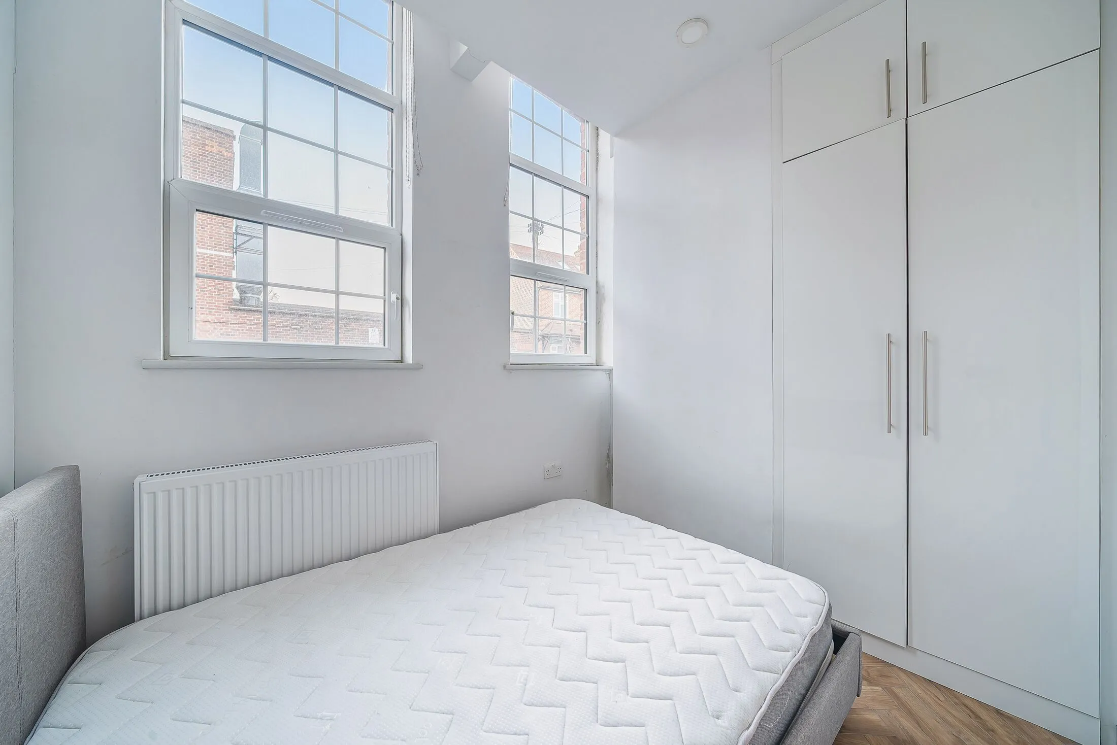 Flat Elmwood Road in Greater London