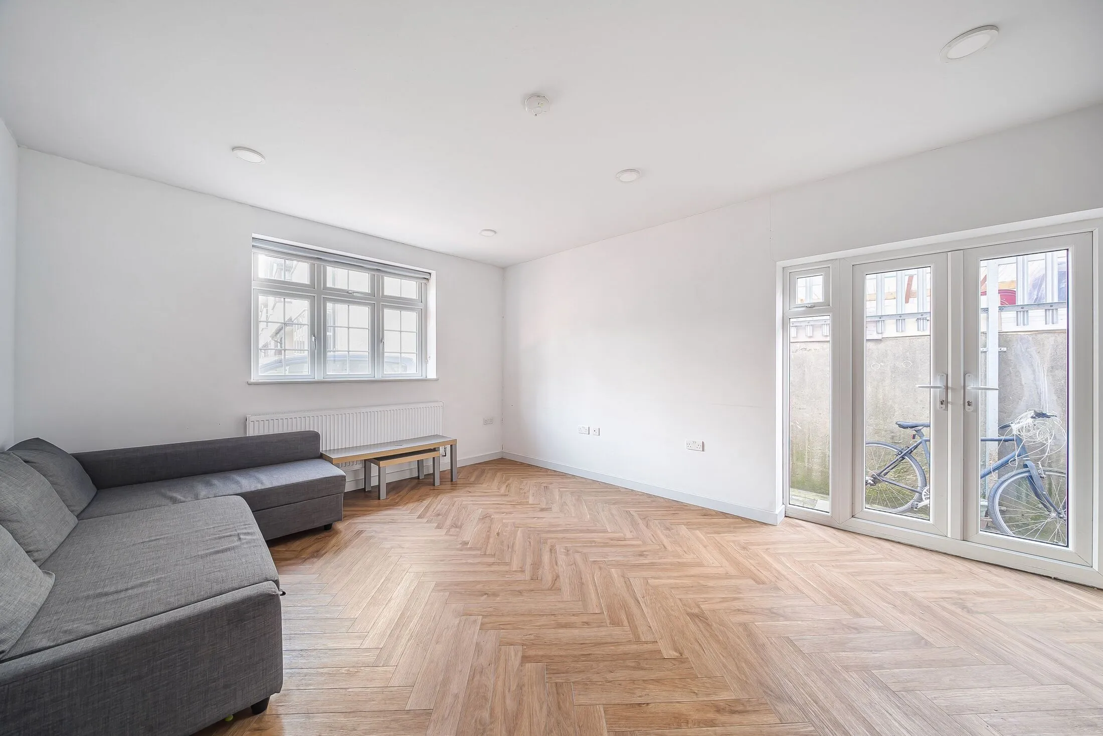 Flat Elmwood Road in Greater London