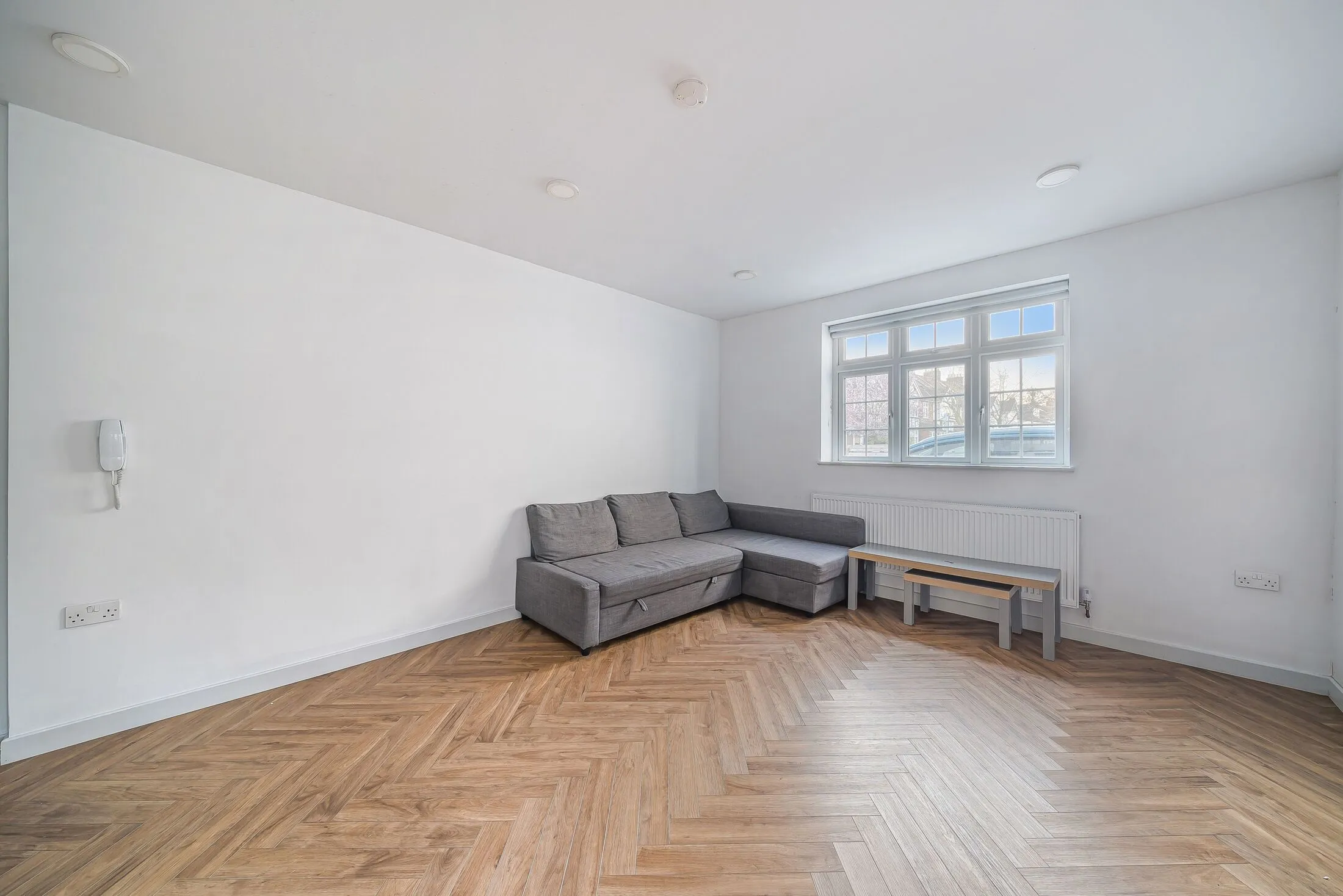 Flat Elmwood Road in Greater London