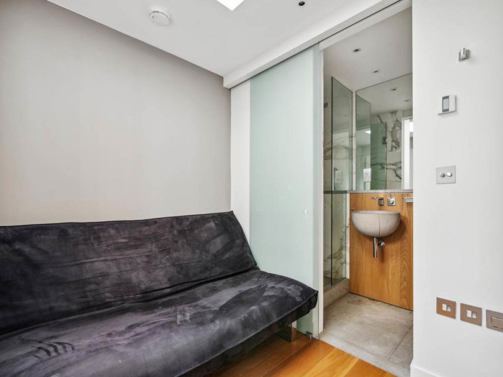 Flat Onslow Gardens in Greater London