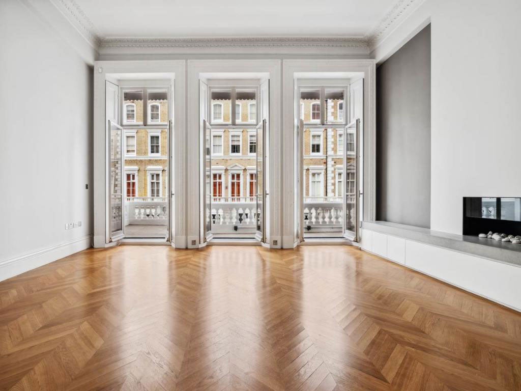 Flat Onslow Gardens in Greater London