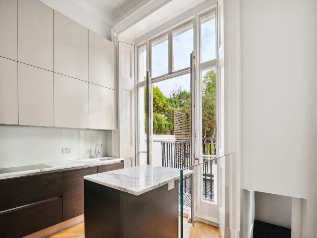 Flat Onslow Gardens in Greater London