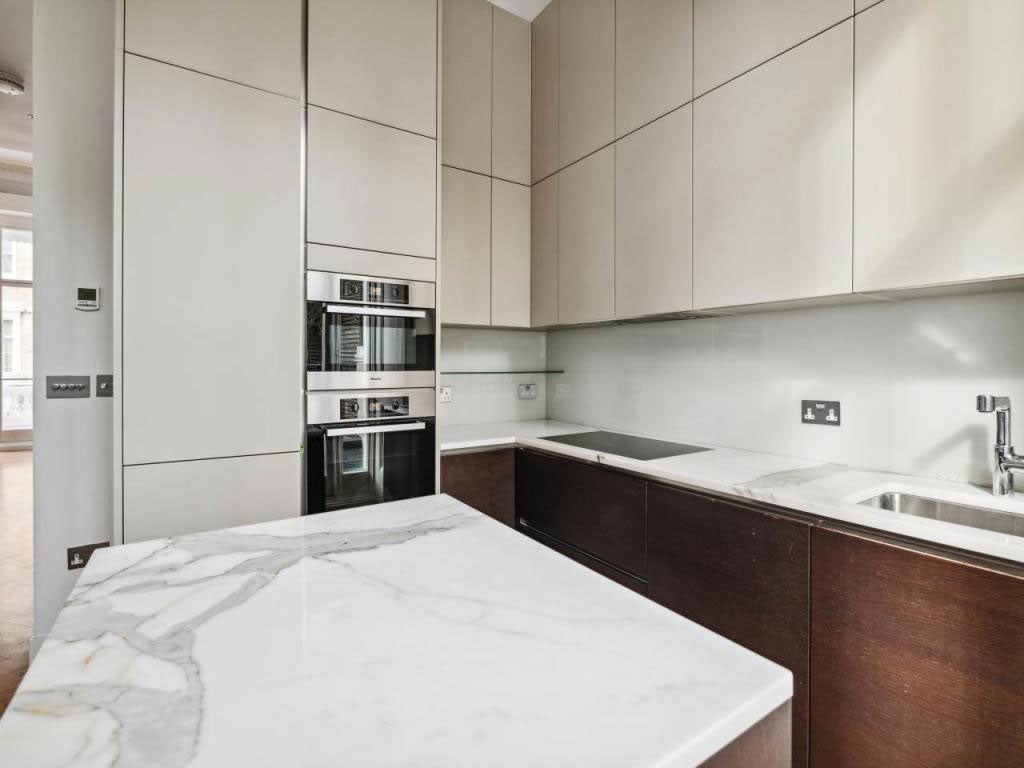 Flat Onslow Gardens in Greater London