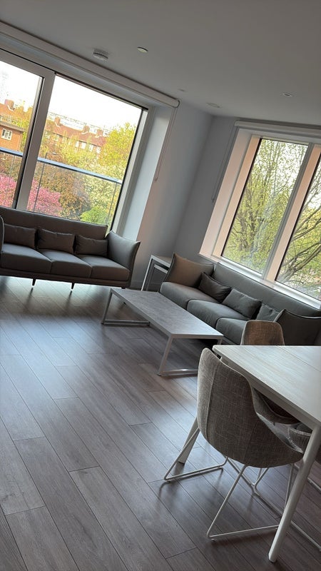 Room New Lion Way in Greater London