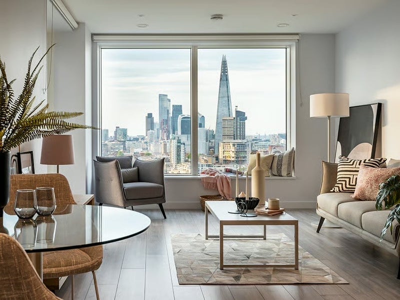 Room New Lion Way in Greater London