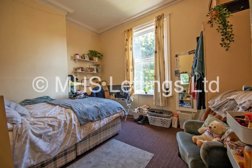 Room Regent Park Avenue in Leeds