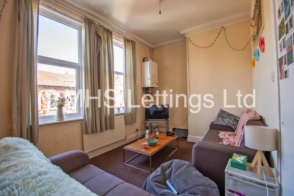 Room Regent Park Avenue in Leeds