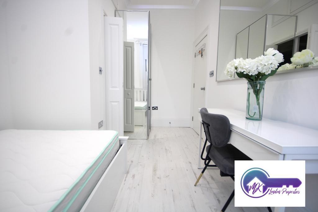 Room Mortimer Crescent in Greater London