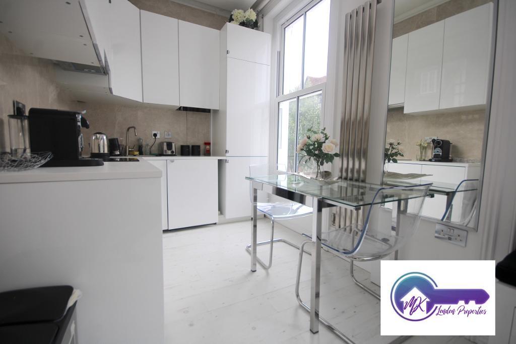 Room Mortimer Crescent in Greater London