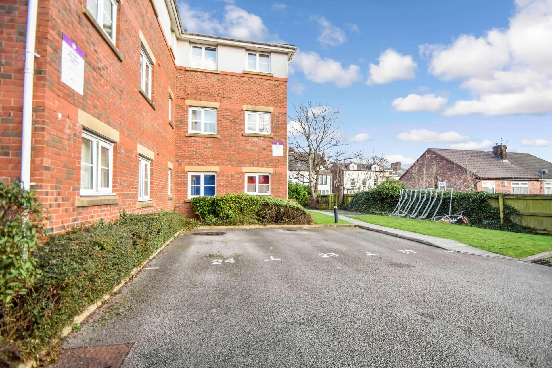 Flat Oaklands Road in Salford