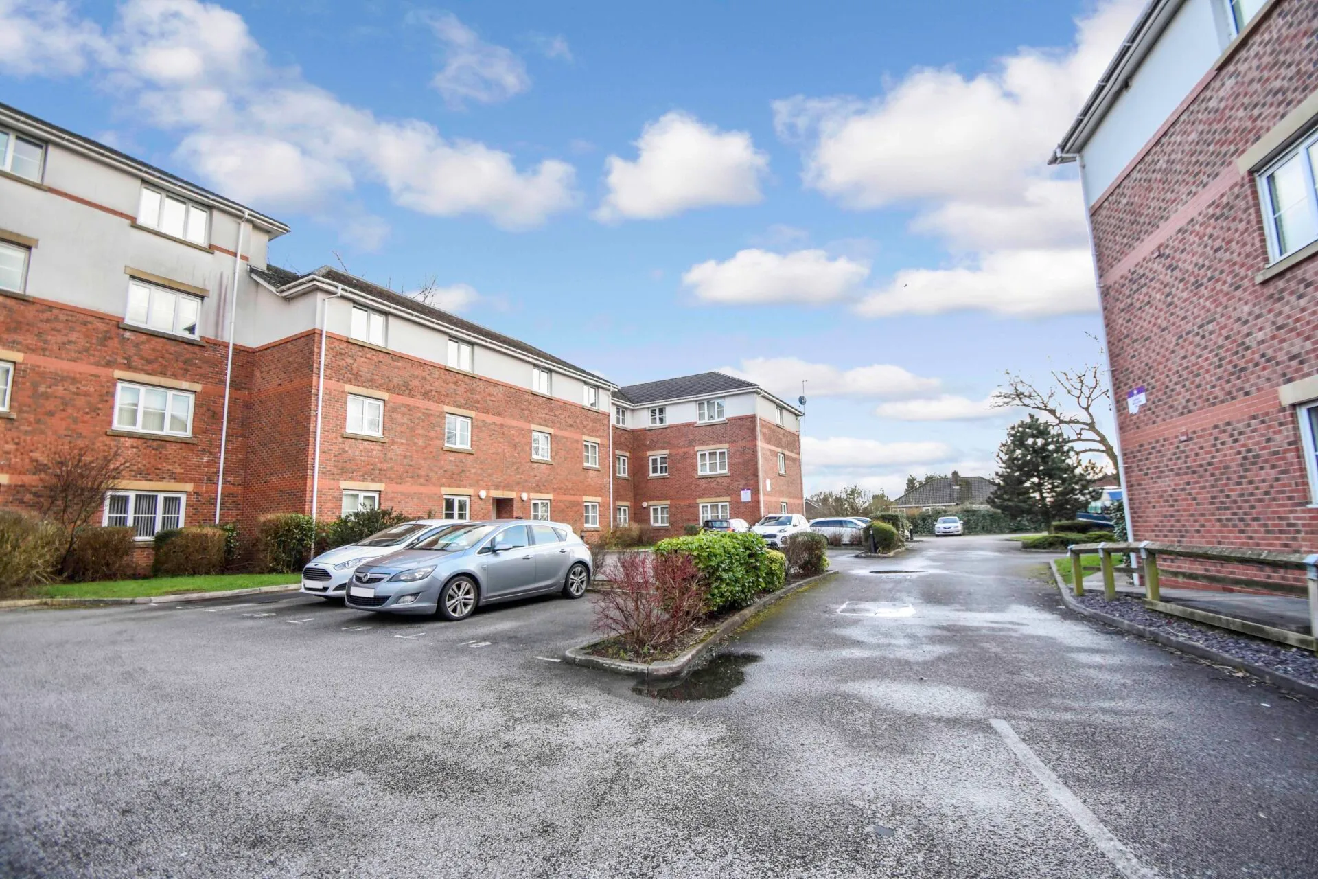 Flat Oaklands Road in Salford