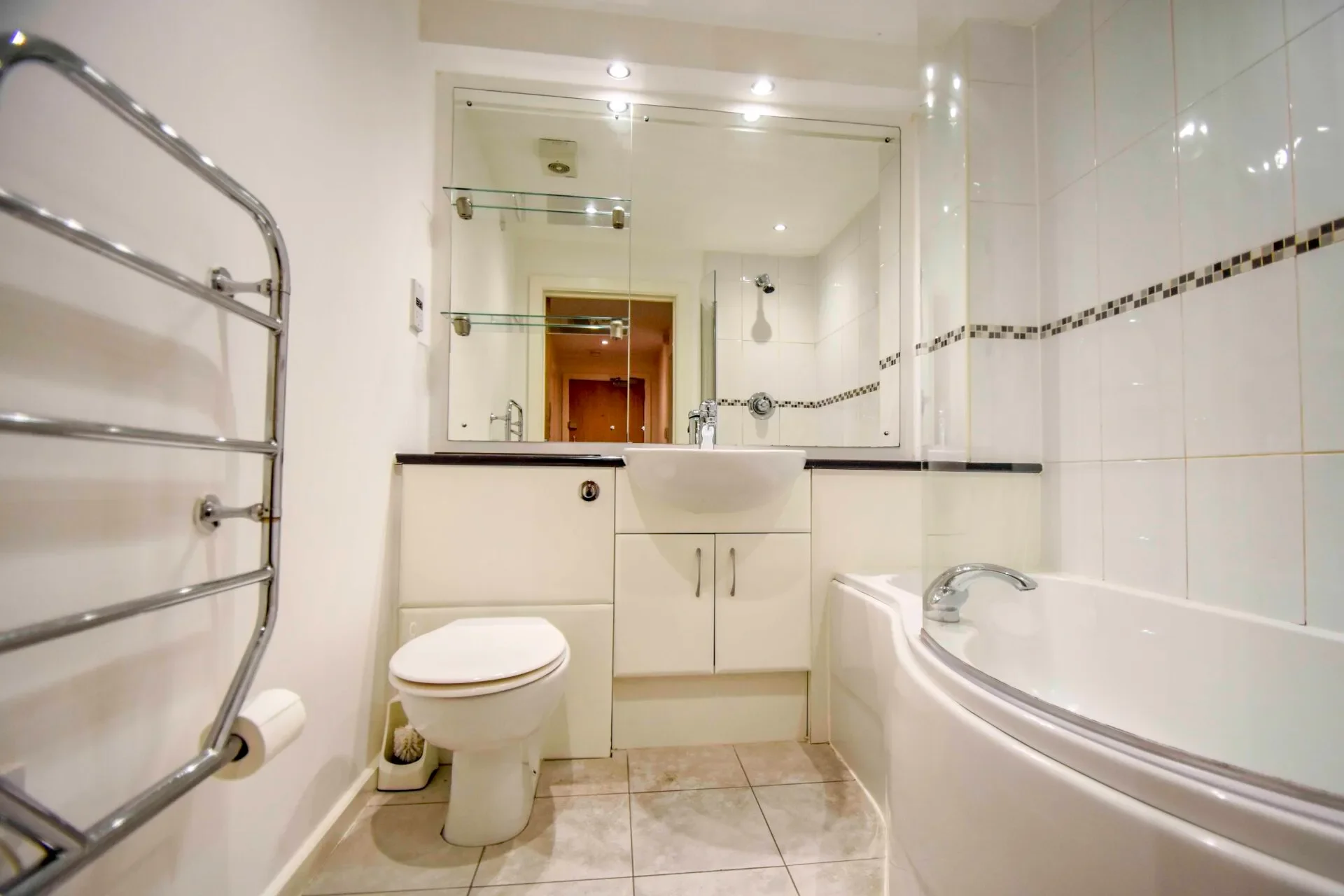 Flat Oaklands Road in Salford