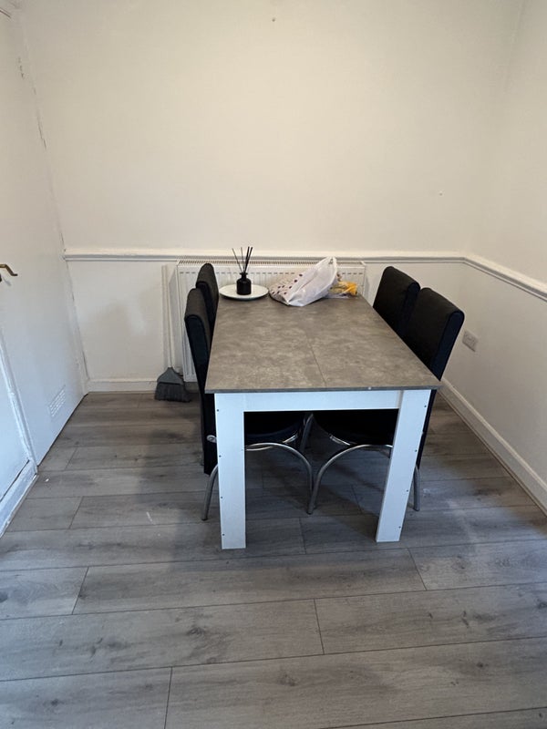 Room Savernake Road in Greater London