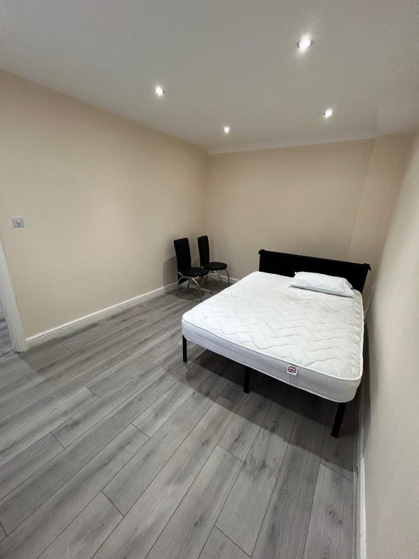 Room Savernake Road in Greater London