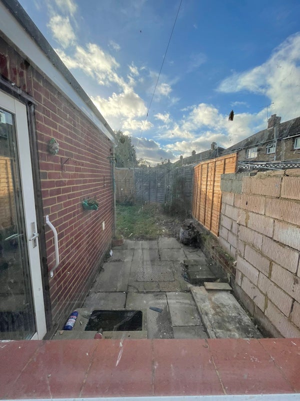 Room Savernake Road in Greater London