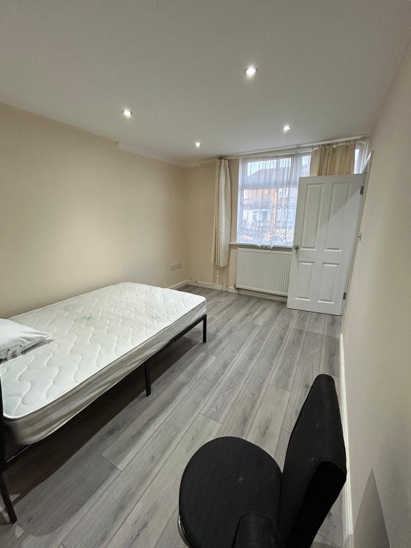 Room Savernake Road in Greater London