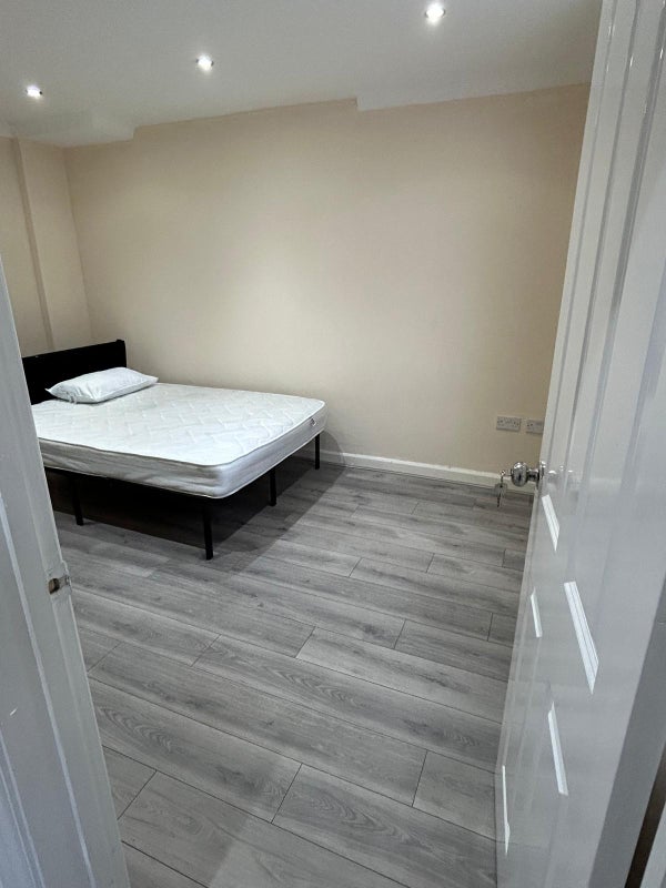 Room Savernake Road in Greater London