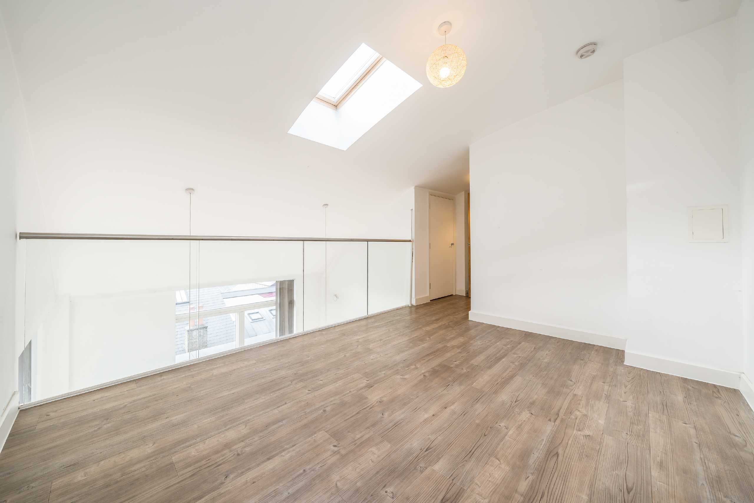Flat Coldharbour Lane in Greater London