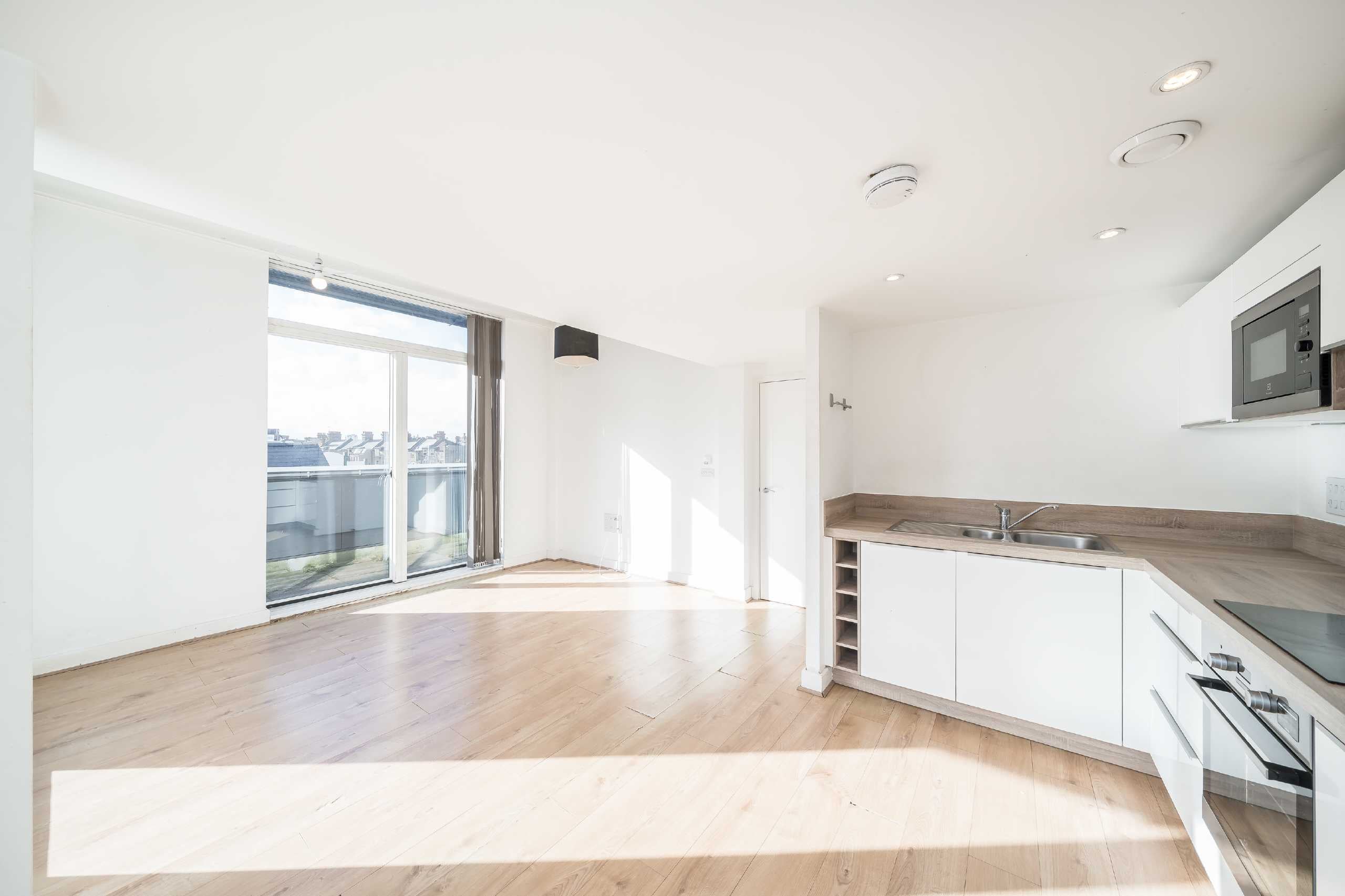 Flat Coldharbour Lane in Greater London
