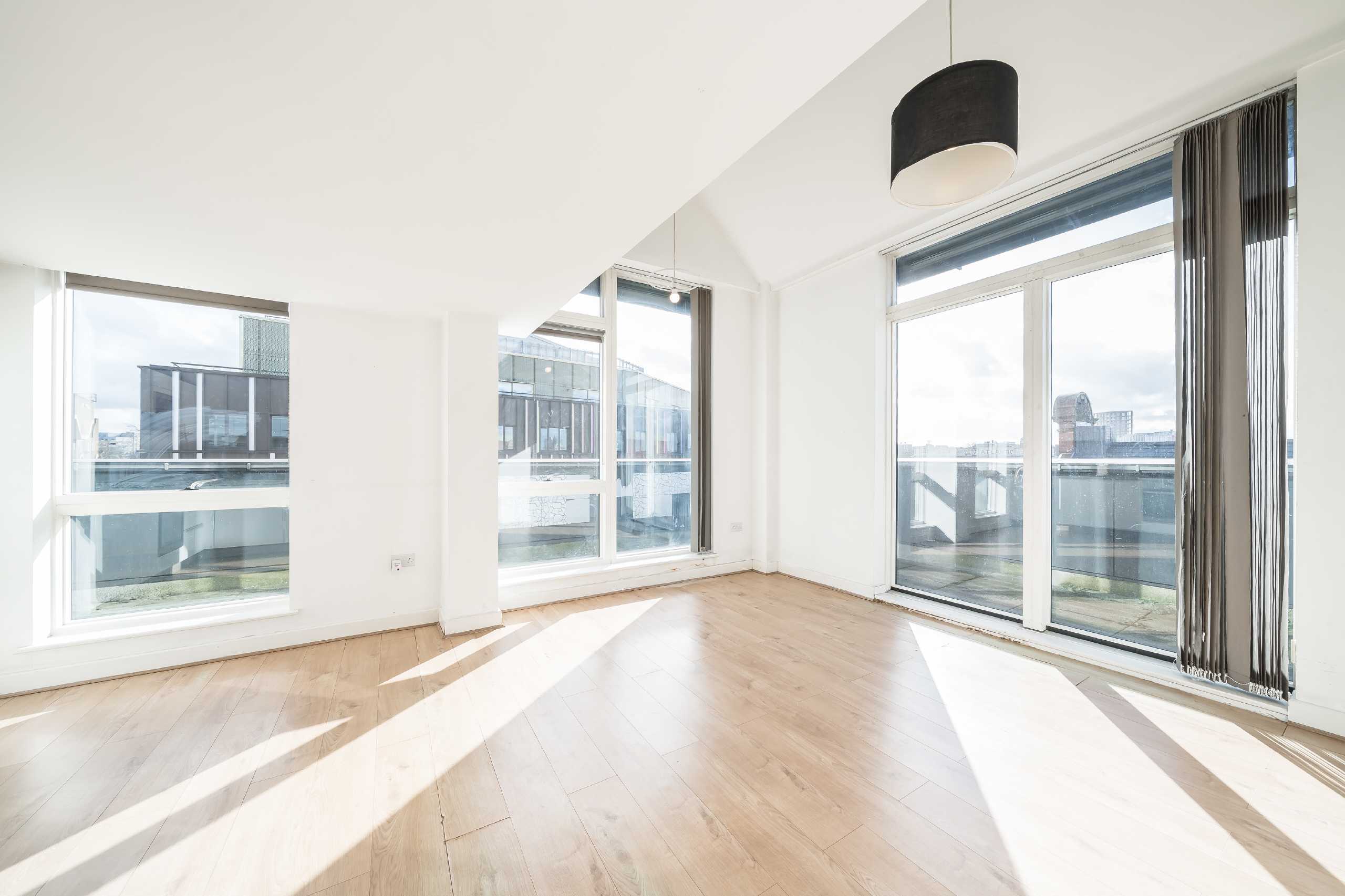 Flat Coldharbour Lane in Greater London